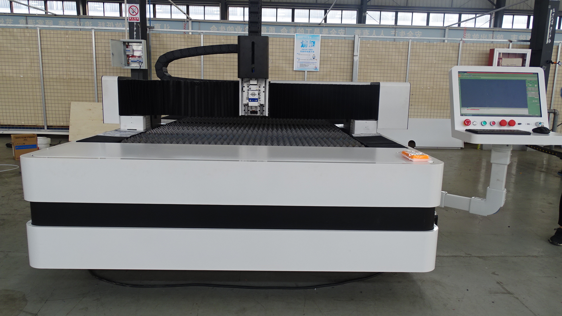 Iron Aluminum Fiber Laser Cutting Machine 1kw 2kw 4KW 6KW 1530 3015 1