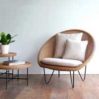 Ensemble de meubles de jardin, table basse circulaire en teck, fauteuil de repos individuel, design créatif, balcon, parc, villa