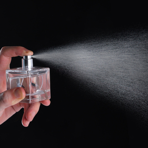 50ml <span class=keywords><strong>di</strong></span> grande capacità 50ml <span class=keywords><strong>di</strong></span> fascia alta <span class=keywords><strong>di</strong></span> forma quadrata <span class=keywords><strong>di</strong></span> <span class=keywords><strong>vetro</strong></span> profumo Spray bottiglie Dispenser con alluminio oro spruzzatore pompa Contaniers - Product Image 2