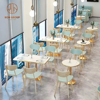 Meubles de restaurant et café modernes : banquette en cuir véritable bleu, tables à manger en marbre, chaises en cuir, cadre doré, personnalisables