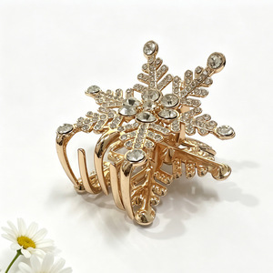Pinza de Pelo con Perlas de Copo de Nieve, Cristal y Diamantes de Imitación, Pinza de Tiburón, Accesorios Decorativos Festivos de Invierno y Navidad para Mujer - Product Image 1