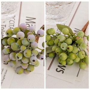 Arrangements floraux INS avec pousses de haricots verts et baies ; Décoration florale artificielle pour la maison et les mariages, Noël, Nouvel An, Mariage - Product Image 3
