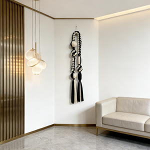 Tapisserie murale en macramé artisanale noire et blanche avec nœuds et pompons, décoration artistique pour la maison, idéale pour la salle à manger - Product Image 5