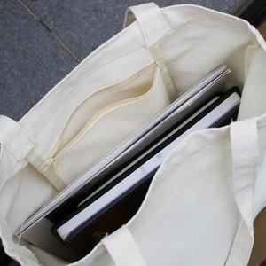 Sac fourre-tout en toile de coton personnalisable fait main, idéal pour les cadeaux de fête et le shopping, avec logo et motif personnalisés, en maille. - Product Image 4