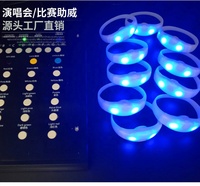 Nouveautés Bracelets en silicone LED avec logo personnalisé, contrôlés à distance par DMX, clignotants, pour les événements de Noël et de remise des diplômes
