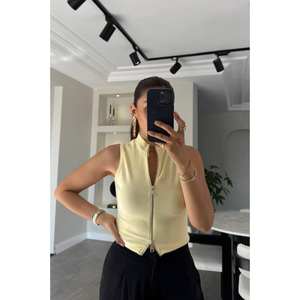 เสื้อครอปสีเบจสำหรับผู้หญิง แขนกุด คอเต่า ทรงเข้ารูป เสื้อกล้ามลำลอง - Product Image 2