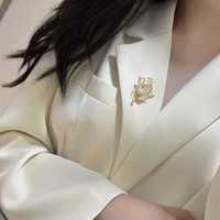 Broche en pétales d'orchidée dorés, perles d'eau douce blanches naturelles de 7-8 mm, design de fleur de flamme de luxe léger pour les occasions de cadeaux