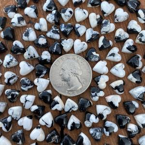 Cabujón de Corazón de Búfalo Natural Blanco y Negro de 8x8mm, Piedra Calibrada del Suroeste para Joyería, Anillos, Colgantes y Manualidades - Product Image 3