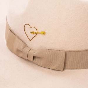 Sombrero Fedora de Ala Ancha con Diseño de Corazón Quemado, Personalizado con Logotipo Grabado con Láser, a la Moda y Moderno, de Fieltro de Lana - Product Image 4