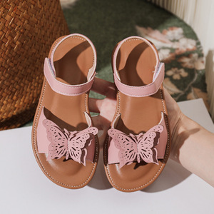 Sandalias de playa antideslizantes con suela suave y diseño de mariposa rosa para niñas, cómodas para fiestas y uso diario. - Product Image 4