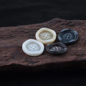 <span class=keywords><strong>Boutons</strong></span> ronds à 4 trous en noix <span class=keywords><strong>de</strong></span> corozo naturelle noire <span class=keywords><strong>pour</strong></span> pantalons et vestes, disponibles en plusieurs couleurs et tailles sur mesure - Product Image 4