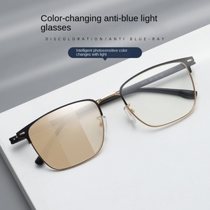 8233 Lunettes de vue photochromiques anti-lumière bleue en métal, design spectaculaire, pour un public restreint et tendance - Product Image 5