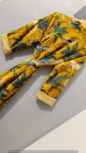 ชุดคลุมยาวลายสัตว์สีเหลืองพร้อมเข็มขัดรัด แขนยาว เหมาะสำหรับใส่ในฤดูร้อน ผลิตจากผ้าไม่ถักทอแบบกลับด้านได้ เป็นมิตรต่อสิ่งแวดล้อม ทำจากกำมะหยี่ - Product Image 2