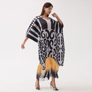 Nuovo Arrivo Miyake Pleats: Abito da Festa con Scollo a V e Stampa a Frange per <span class=keywords><strong>Donna</strong></span>, <span class=keywords><strong>Taglie</strong></span> <span class=keywords><strong>Grandi</strong></span> - Product Image 2