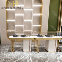 Vitrine de présentation de bijoux en verre vert foncé, style moderne et luxueux, pour showroom de bijouterie