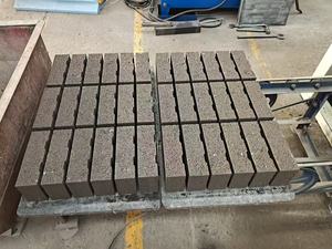 Machine automatique Hongfa Qt4-25 pour la fabrication de pavés et de briques à <span class=keywords><strong>bordure</strong></span> pleine, avec équipe locale de vente et d'installation en Inde - Product Image 5