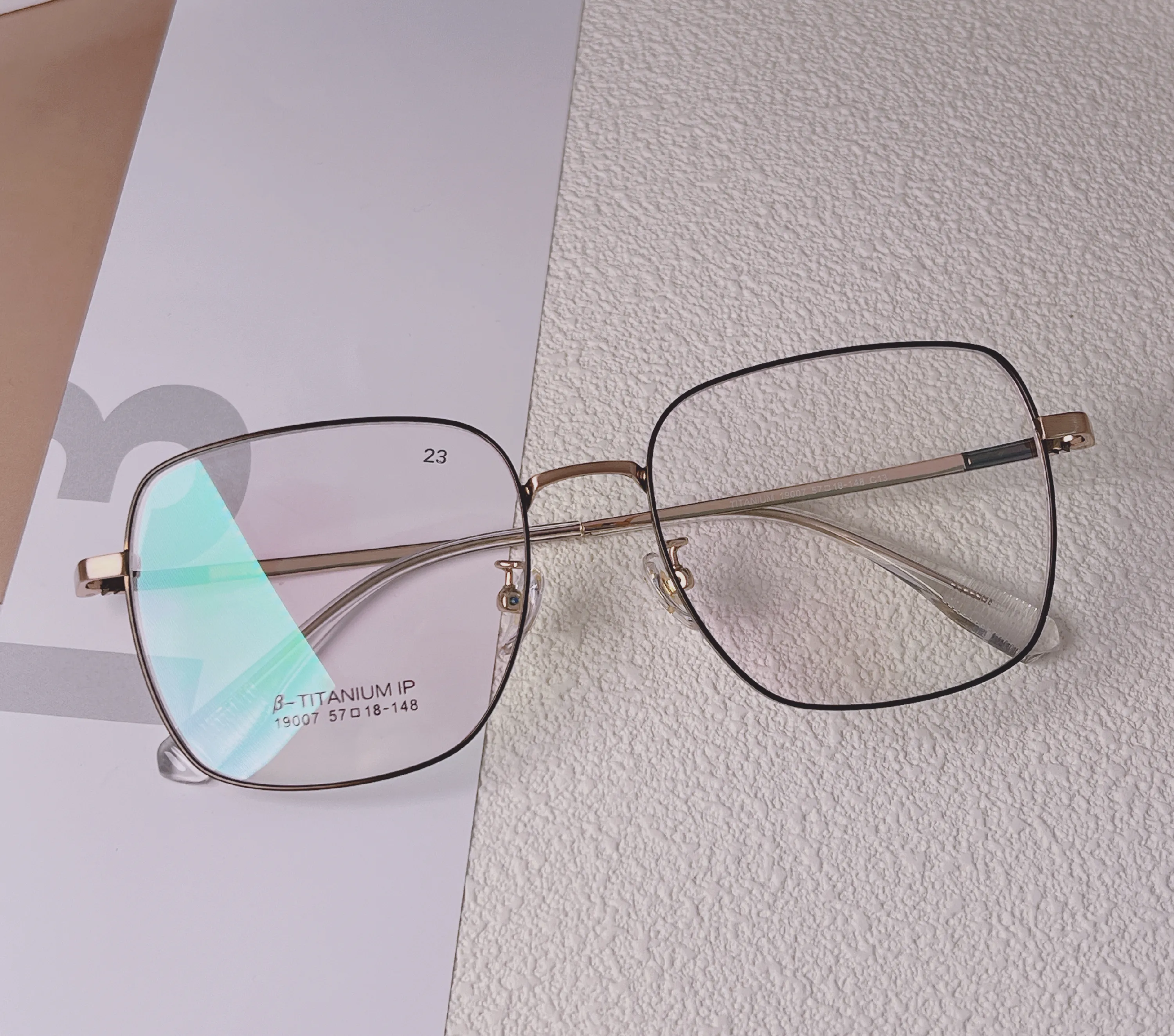 Okuma gözlüğü kare şekli için boy titanyum alaşımlı çerçeve Unisex gözlük