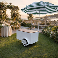 Chariot de vente ambulant avec parasol, chariot de présentation mobile pour aliments et boissons, idéal pour les marchés de rue, les événements et la restauration