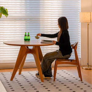 Mesa de comedor redonda Taoxi de madera de cerezo maciza de 120 cm, estilo nórdico, estructura de soporte estable para comedor. - Product Image 2
