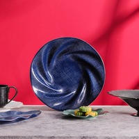 Assiette peu profonde en porcelaine fine de style européen bleu, bord argenté, forme ondulée irrégulière, pour service de table HORECA