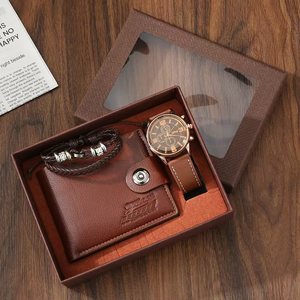 Set Regalo di Lusso Personalizzato <span class=keywords><strong>per</strong></span> <span class=keywords><strong>Lui</strong></span>: Portafoglio, Cintura, Orologio, Occhiali da Sole - Confezione Regalo da 4 Pezzi <span class=keywords><strong>per</strong></span> Festa del Papà, Natale, <span class=keywords><strong>San</strong></span> <span class=keywords><strong>Valentino</strong></span> - Product Image 3