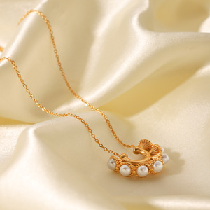 Ganku Collier de pendentifs en acier inoxydable en forme de U pour femmes serti de perles d'eau douce Vente en gros Chaîne à maillons pour cadeaux - Product Image 1