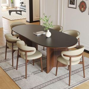Moderner Esstisch in Walnussfarbe, oval geformt mit Massivholzbeinen, geeignet für Restaurant- und Familienessen. - Product Image 1