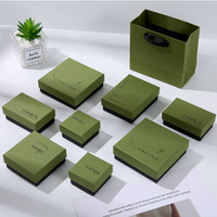 Boîte d'emballage de bijoux de luxe en gros, logo personnalisé imprimé, papier cadeau rigide, gaufrage à chaud doré, matériaux recyclés mats