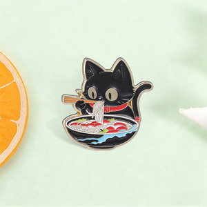 Zwarte kat die ramen eet Emaille pin Leuke katachtige dieren met eetstokjes Noedelkom Japanse voedselbroche voor rugzakdecoratie - Product Image 1