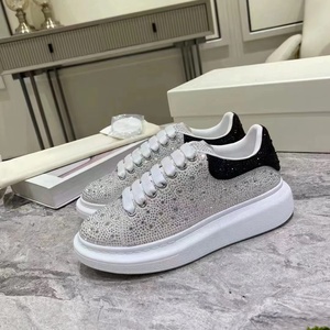 รองเท้าผ้าใบกีฬาคุณภาพสูงสำหรับผู้ชายและผู้หญิง ดีไซน์หรูหรา ผลิตตามสั่ง กันน้ำ นุ่มสบาย เหมาะสำหรับเดินและวิ่ง - Product Image 1