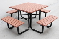 Table d'extérieur en bois recyclé avec trou pour parasol