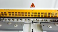 Cisaille CNC entièrement automatique de haute précision équipée du système Estun E21S, largeur de coupe de 6 m, épaisseur de traitement de plaque de 12 mm