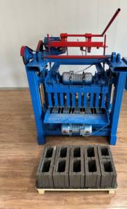 La máquina semiautomática de fabricación de ladrillos de cemento 4-35A más vendida, producción de enclavamiento y máquina formadora de bloques de torneado rápido - Product Image 4