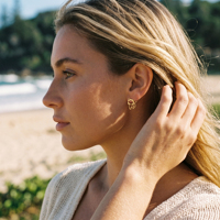 QIAOREN 11876 Pendientes de tuerca de gato huecos de moda, de acero inoxidable chapado en oro de 18K, joyería con contorno de gatito lindo para mujeres y niñas, ¡superventas en EE. UU.!