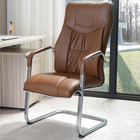 Chaise de conférence commerciale en cuir noir, base en traîneau moderne, pour visiteurs et invités, idéale pour salle de réunion, bureau, hall d'attente
