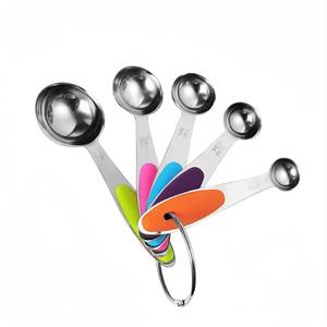 Conjunto de 13 Peças de Ferramentas de Cozinha para Medir Café e Leite, Colheres e Copos Medidores de Aço Inoxidável com Cabos de Silicone - Product Image 4