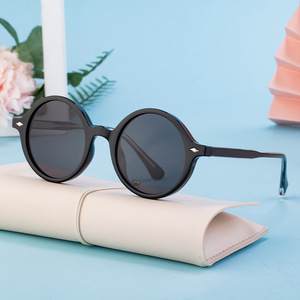 Nuevas gafas de sol con montura redonda para mujer, protección UV400, lentes de PC, montura negra, estilo moderno WM TR28019 - Product Image 5