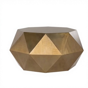 Table basse moderne en or avec plateau en marbre et structure en aluminium, design géométrique, meuble de salon durable - Product Image 4