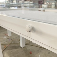 Vitrine de présentation de bijoux en verre trempé avec écran LED, design durable, usage commercial, centre commercial, luxe