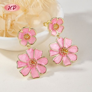 Elegantes Pendientes Colgantes de Flor Esmaltada Rosa Vintage con Circonita, Chapados en Oro de 18K, Joyería Unisex de Latón - Product Image 6