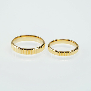 Anelli per Coppie in Acciaio Inossidabile Placcato Oro 18K con Bordo Scanalato, Fedi Nuziali per Lui e Lei - Product Image 2