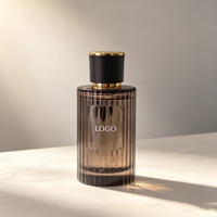 Vente en gros de flacons de parfum en verre vides personnalisés de 100 ml, avec pulvérisateur à pompe côtelé, bouchon noir et or, cylindre, boîte cadeau avec marquage à chaud