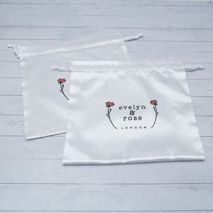 ถุงผ้าซาตินสีขาวแบบมีเชือกผูกสำหรับใส่ของขวัญสุดหรู - Product Image 3