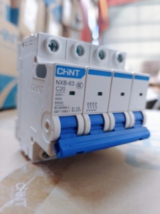 Промышленный мини-выключатель с емкостью 50 Гц 6 ка изготовлен из прочного пластика - Product Image 2