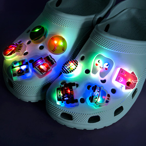 Breloques de chaussures LED lumineuses 3D en PVC personnalisées, style années 90, pour voiture, accessoires d'infirmière, sportifs, Kawaii, <span class=keywords><strong>basket</strong></span>-ball, football, en caoutchouc, populaires - Product Image 3