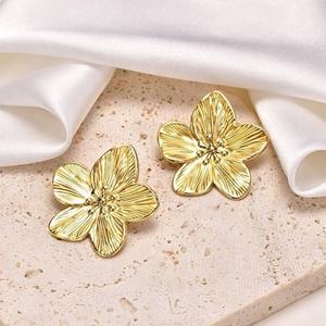 Boucles d'oreilles clous tendance pour femmes, plaquées or 18 carats, hypoallergéniques, motif floral, en acier inoxydable - Product Image 1