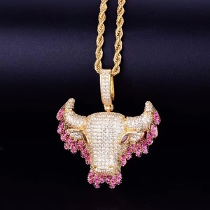 Colgante de Cabeza de Toro de Moissanita, Colgante de Moissanita y Circonita Cúbica, Accesorio de Joyería Brillante y Moderno - Product Image 4