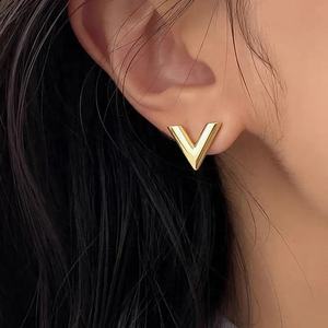 Nueva moda 18K chapado en oro de acero inoxidable clásico en forma de V colgante collar pendientes y pulsera conjunto de joyas - Product Image 4