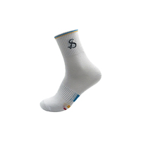 Chaussettes de sport tricotées avec logo personnalisé pour femmes, élégantes, de couleur rouge, longueur de l'équipage, design excellent pour une utilisation toute l'année en hiver