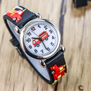 Nouvelle montre à quartz élégante en alliage sur le thème du camion de pompiers avec bracelet en caoutchouc pour garçons de 3 à 9 ans - Product Image 4